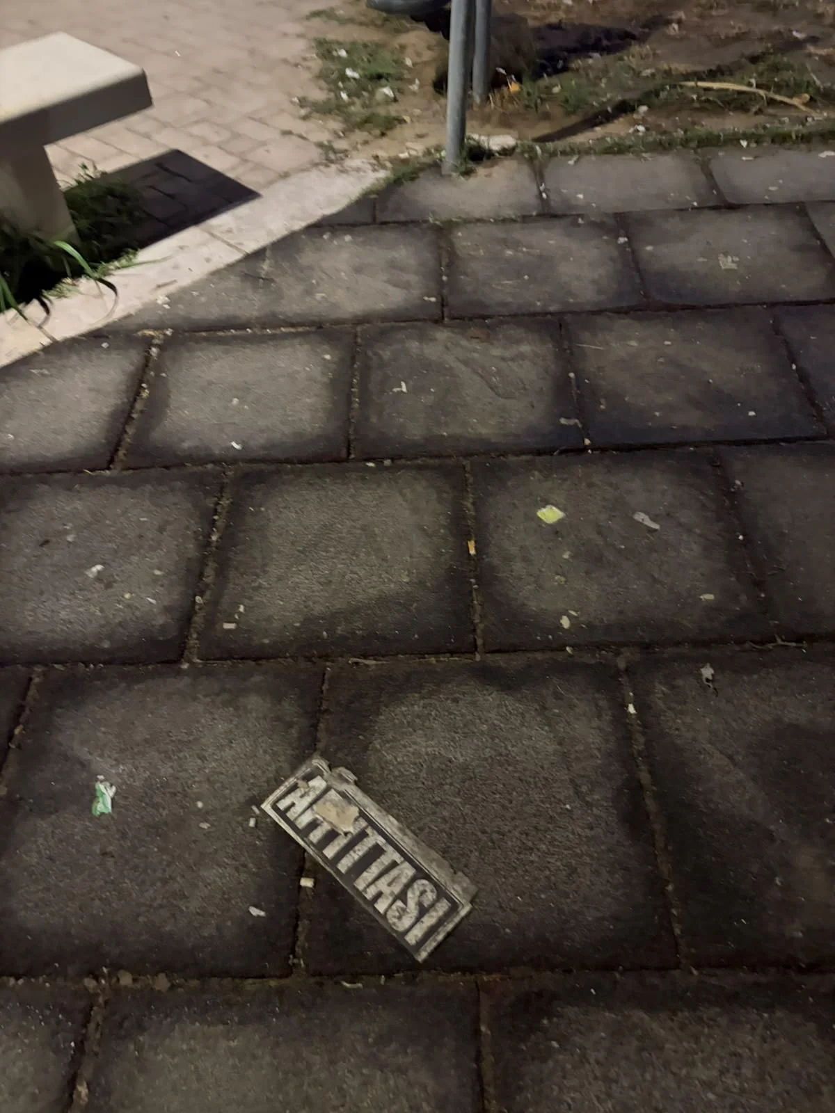 Foto: Torre San Giovanni, cittadino denuncia degrado alla piazza del porto