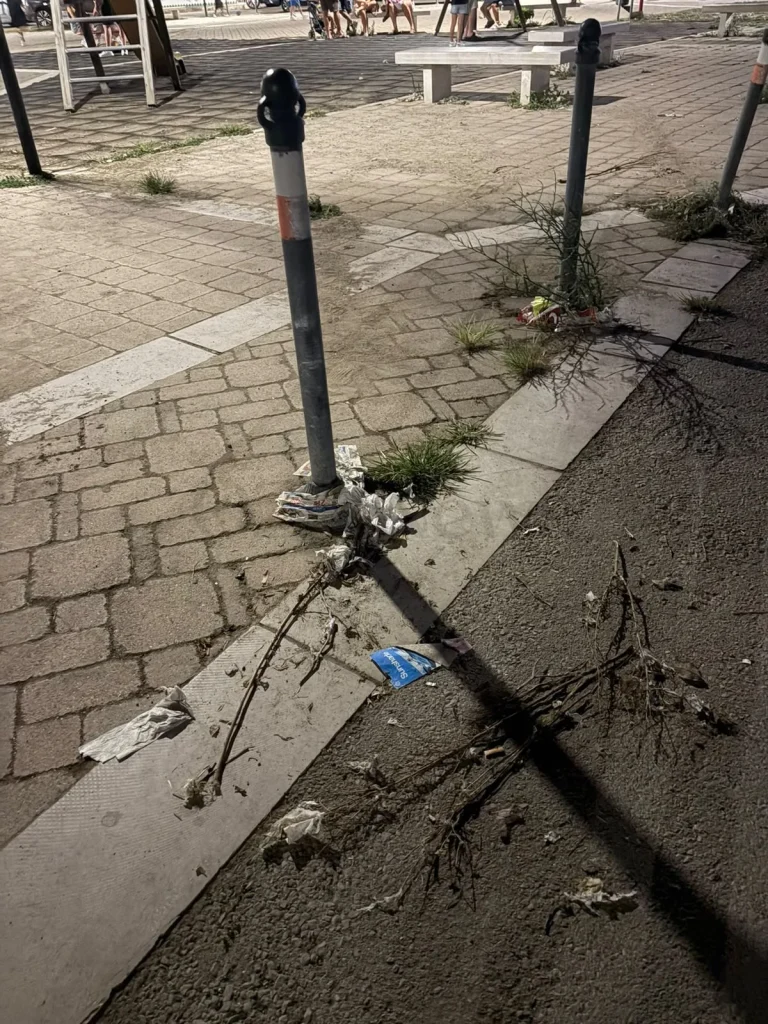 Dettaglio 2: Torre San Giovanni, cittadino denuncia degrado alla piazza del porto