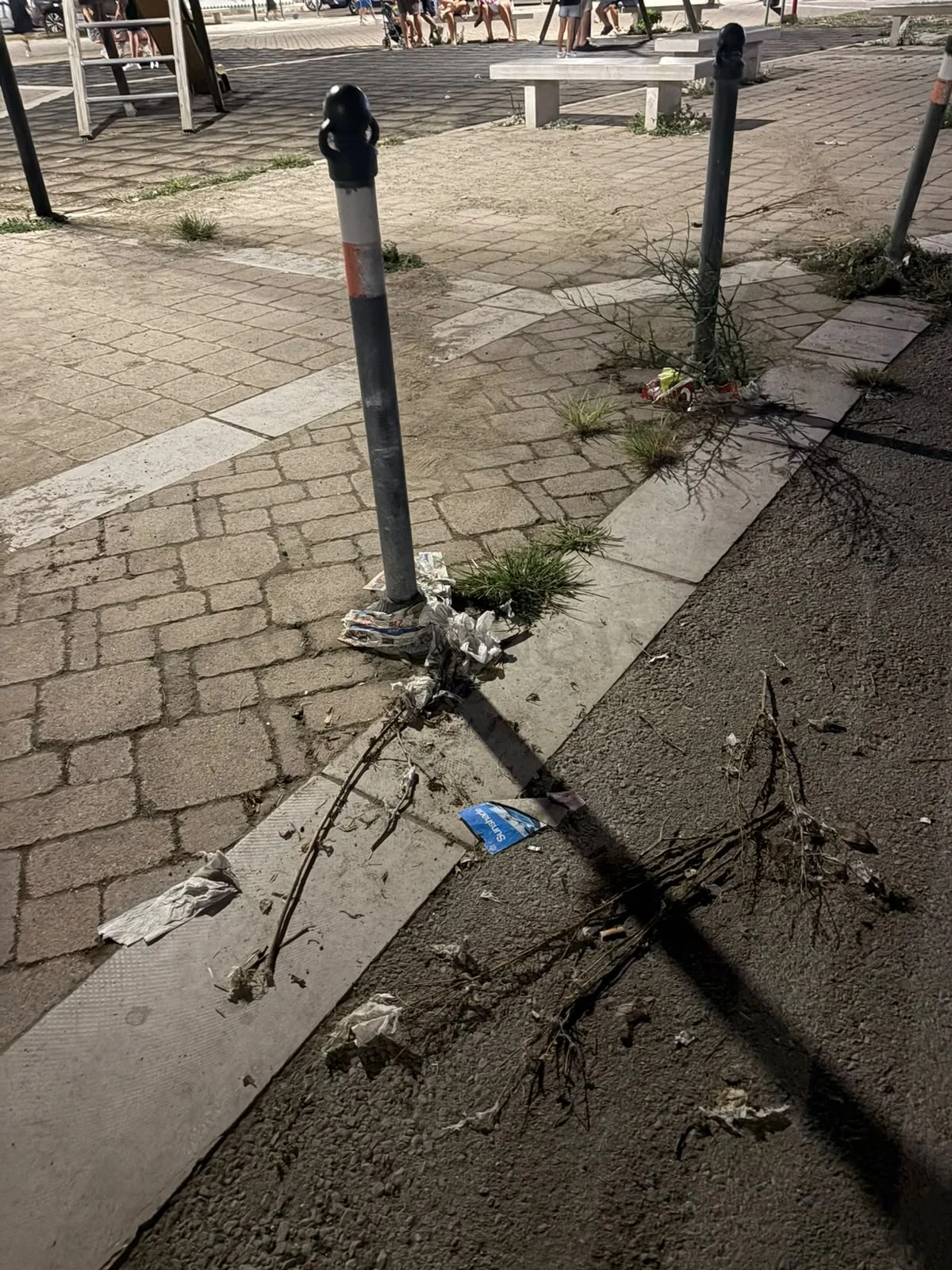 Foto: Torre San Giovanni, cittadino denuncia degrado alla piazza del porto