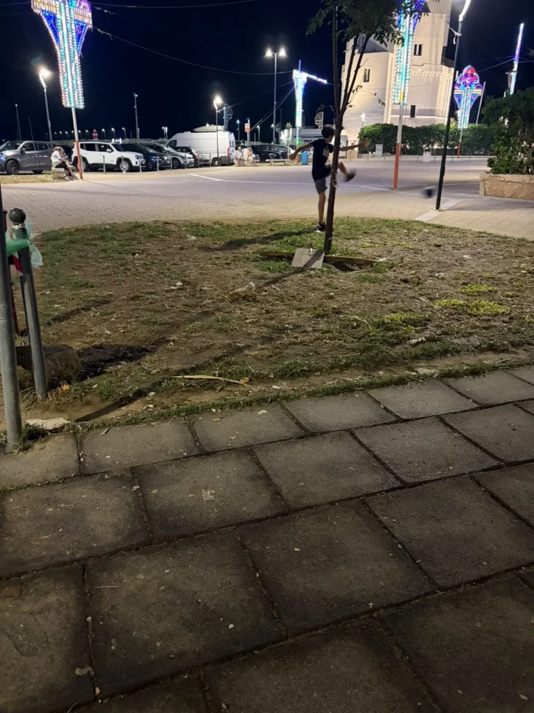 Dettaglio 4: Torre San Giovanni, cittadino denuncia degrado alla piazza del porto