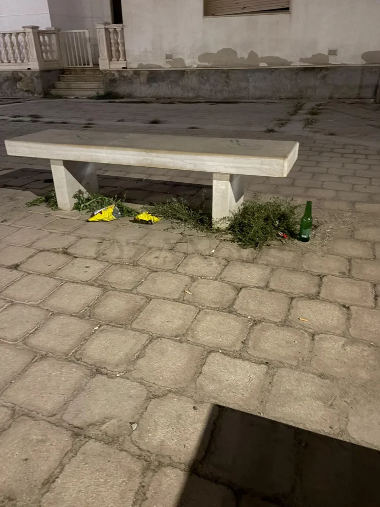 Dettaglio 6: Torre San Giovanni, cittadino denuncia degrado alla piazza del porto