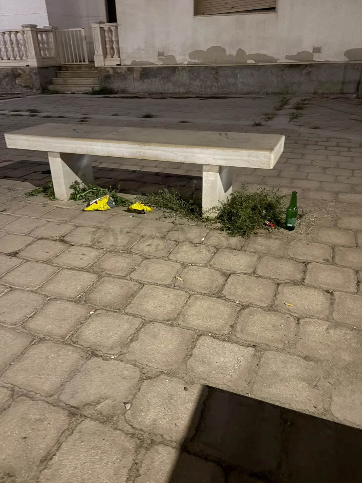 Foto: Torre San Giovanni, cittadino denuncia degrado alla piazza del porto