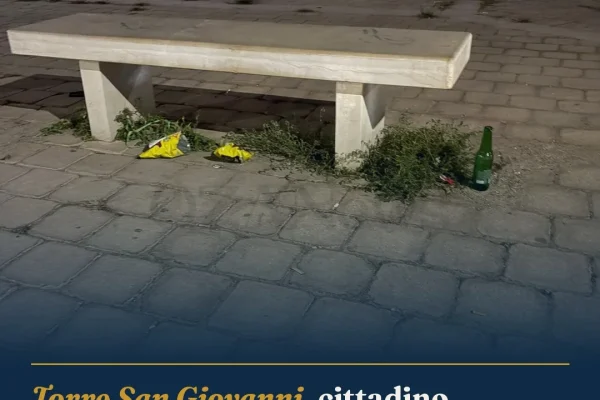 Torre San Giovanni, cittadino denuncia degrado alla piazza del porto
