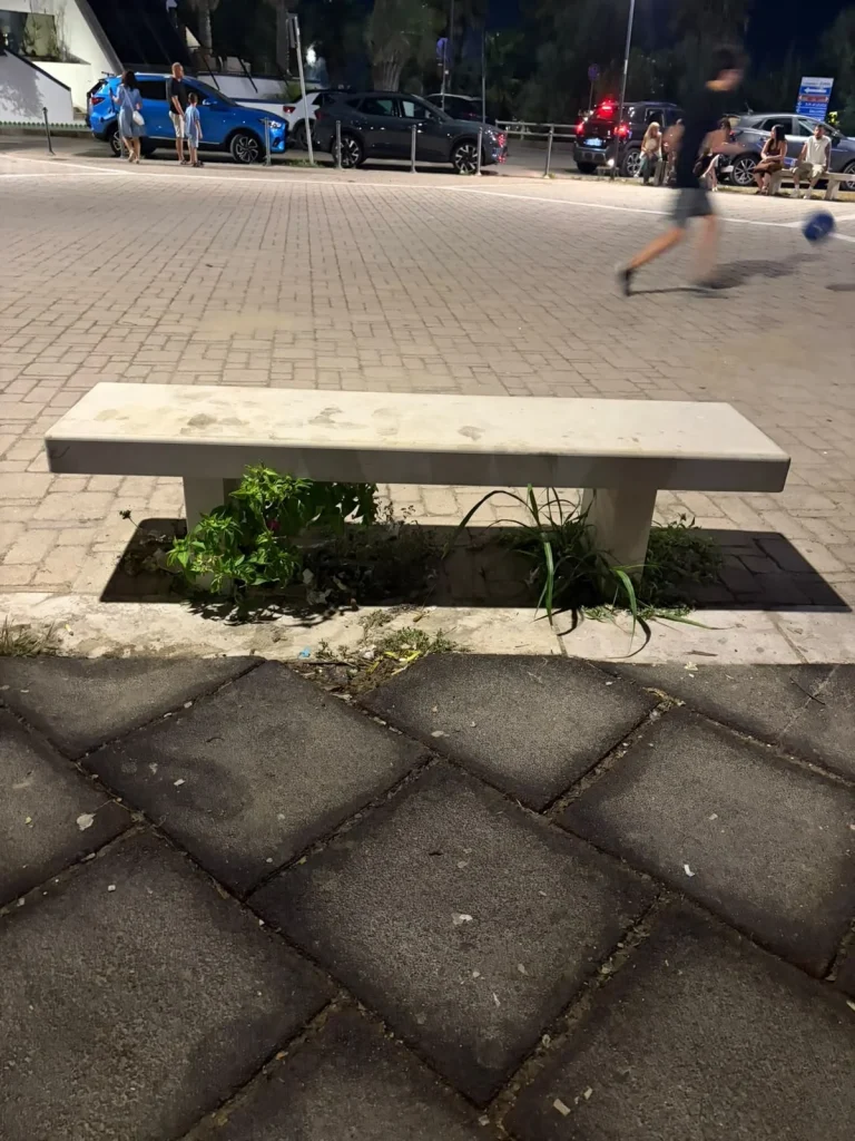 Dettaglio 8: Torre San Giovanni, cittadino denuncia degrado alla piazza del porto