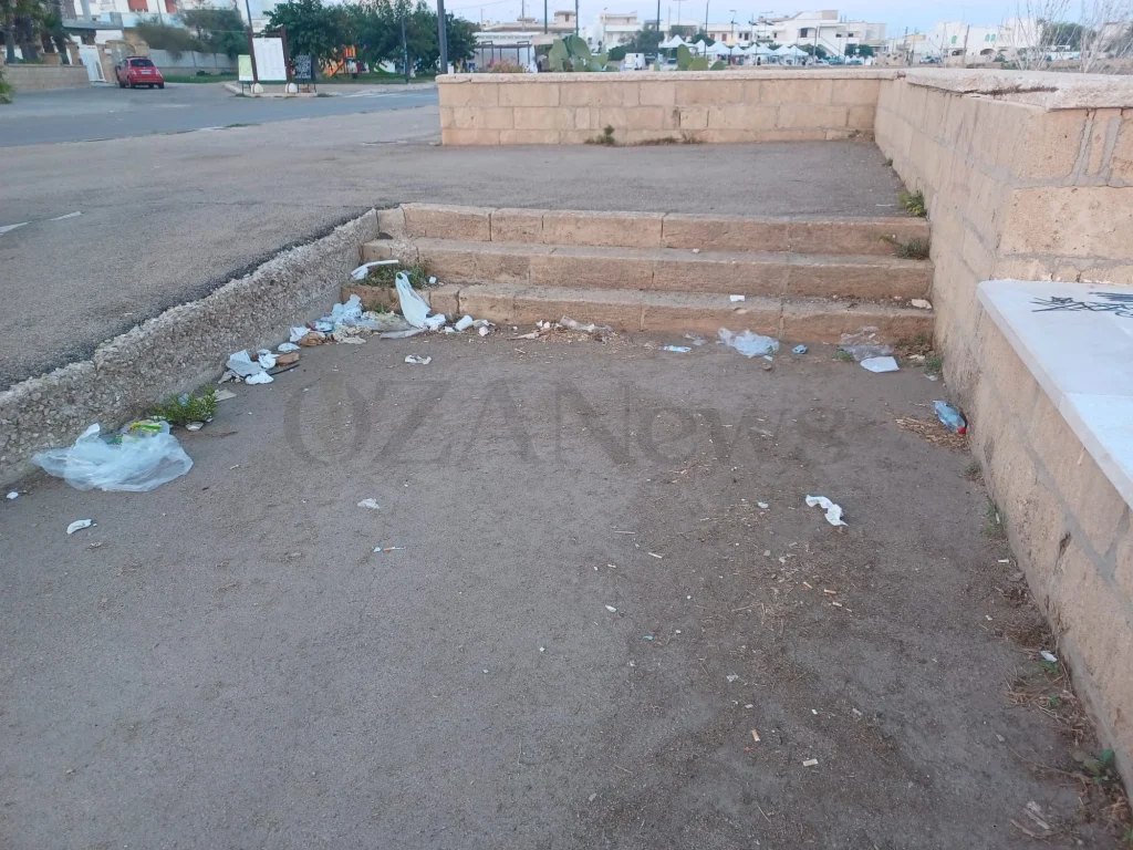 Dettaglio 1: Torre San Giovanni, mercato settimanale: dopo le bancarelle, ancora rifiuti in strada