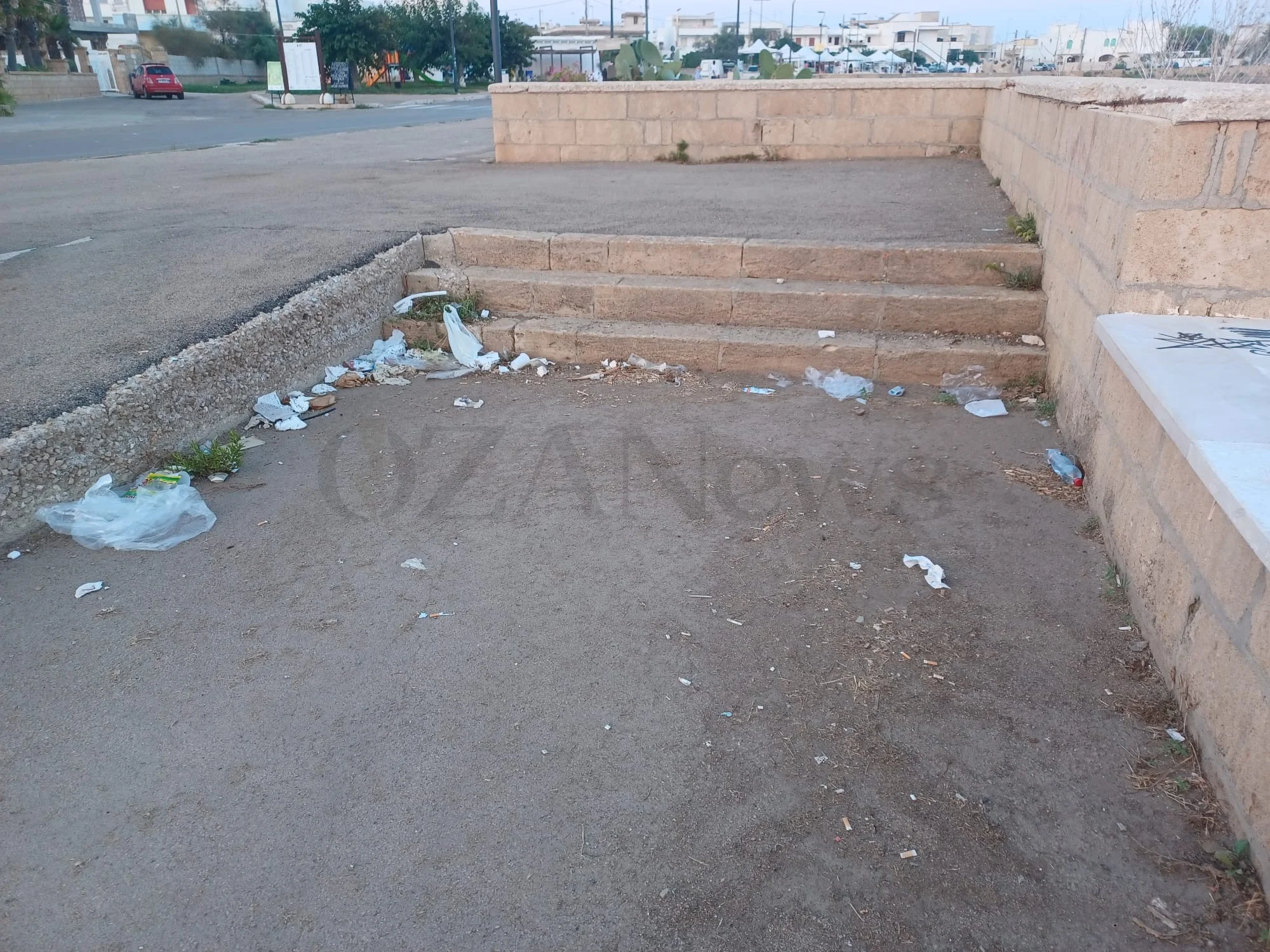 Foto: Torre San Giovanni, mercato settimanale: dopo le bancarelle, ancora rifiuti in strada