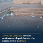 Anteprima di: Torre San Giovanni, mercato settimanale: dopo le bancarelle, ancora rifiuti in strada