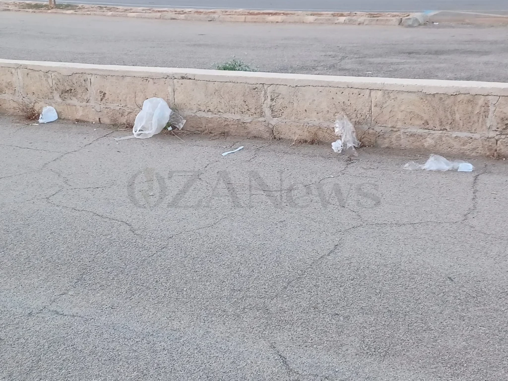 Dettaglio 2: Torre San Giovanni, mercato settimanale: dopo le bancarelle, ancora rifiuti in strada