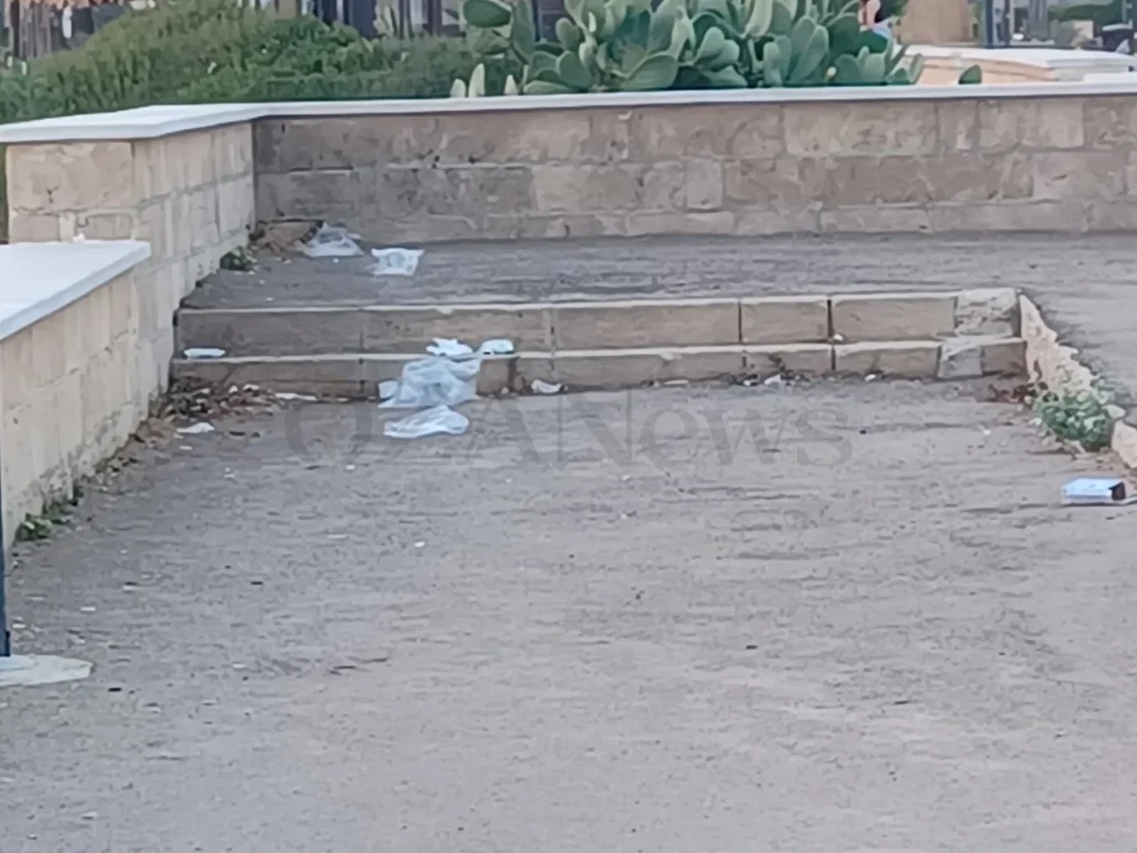 Dettaglio 3: Torre San Giovanni, mercato settimanale: dopo le bancarelle, ancora rifiuti in strada
