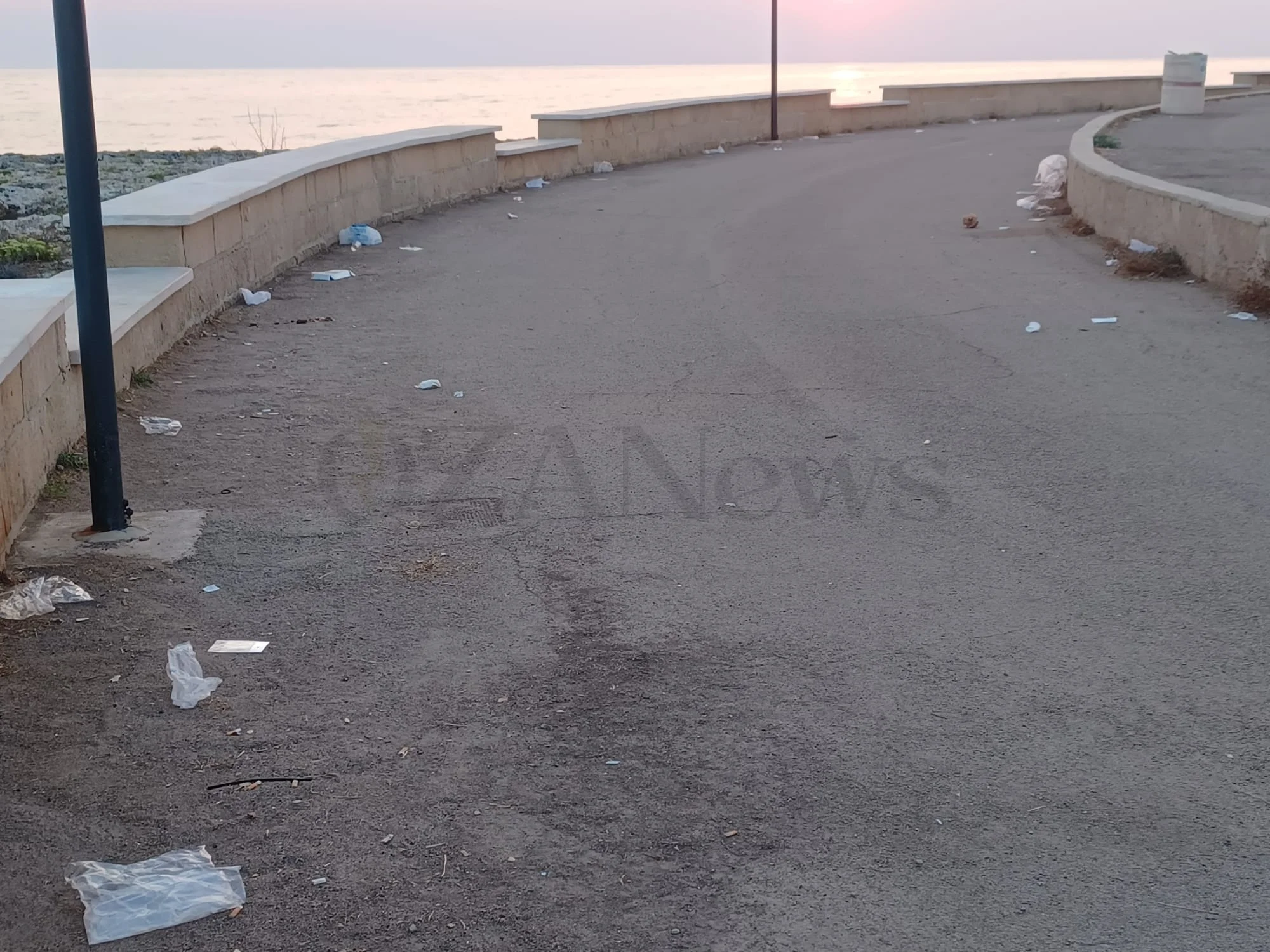 Foto: Torre San Giovanni, mercato settimanale: dopo le bancarelle, ancora rifiuti in strada