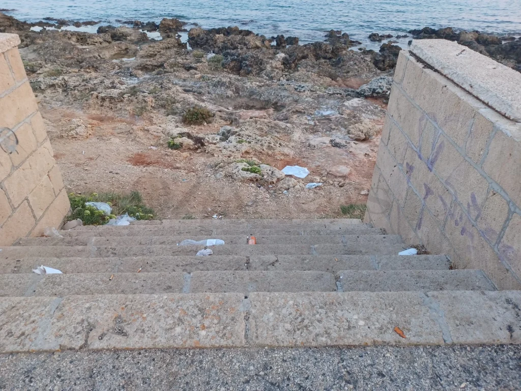 Dettaglio 5: Torre San Giovanni, mercato settimanale: dopo le bancarelle, ancora rifiuti in strada