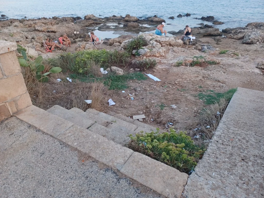 Dettaglio 6: Torre San Giovanni, mercato settimanale: dopo le bancarelle, ancora rifiuti in strada