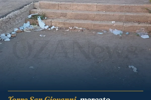 Torre San Giovanni, mercato settimanale: dopo le bancarelle, ancora rifiuti in strada