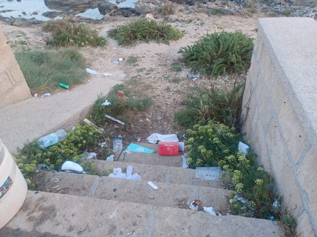 Dettaglio 9: Torre San Giovanni, mercato settimanale: dopo le bancarelle, ancora rifiuti in strada