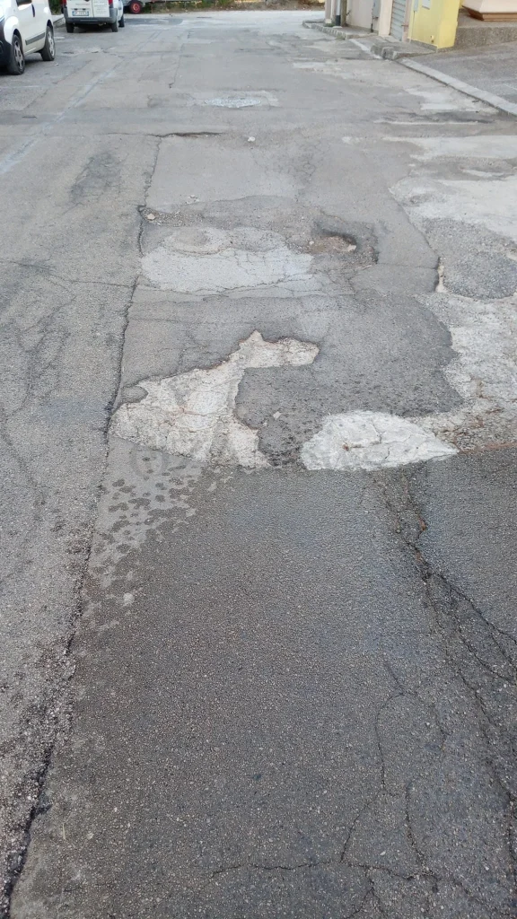 Dettaglio 3: Ugento, allarme buche in via Puglia: bambino cade, residenti denunciano