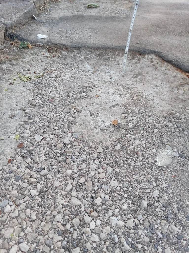 Dettaglio 4: Ugento, allarme buche in via Puglia: bambino cade, residenti denunciano