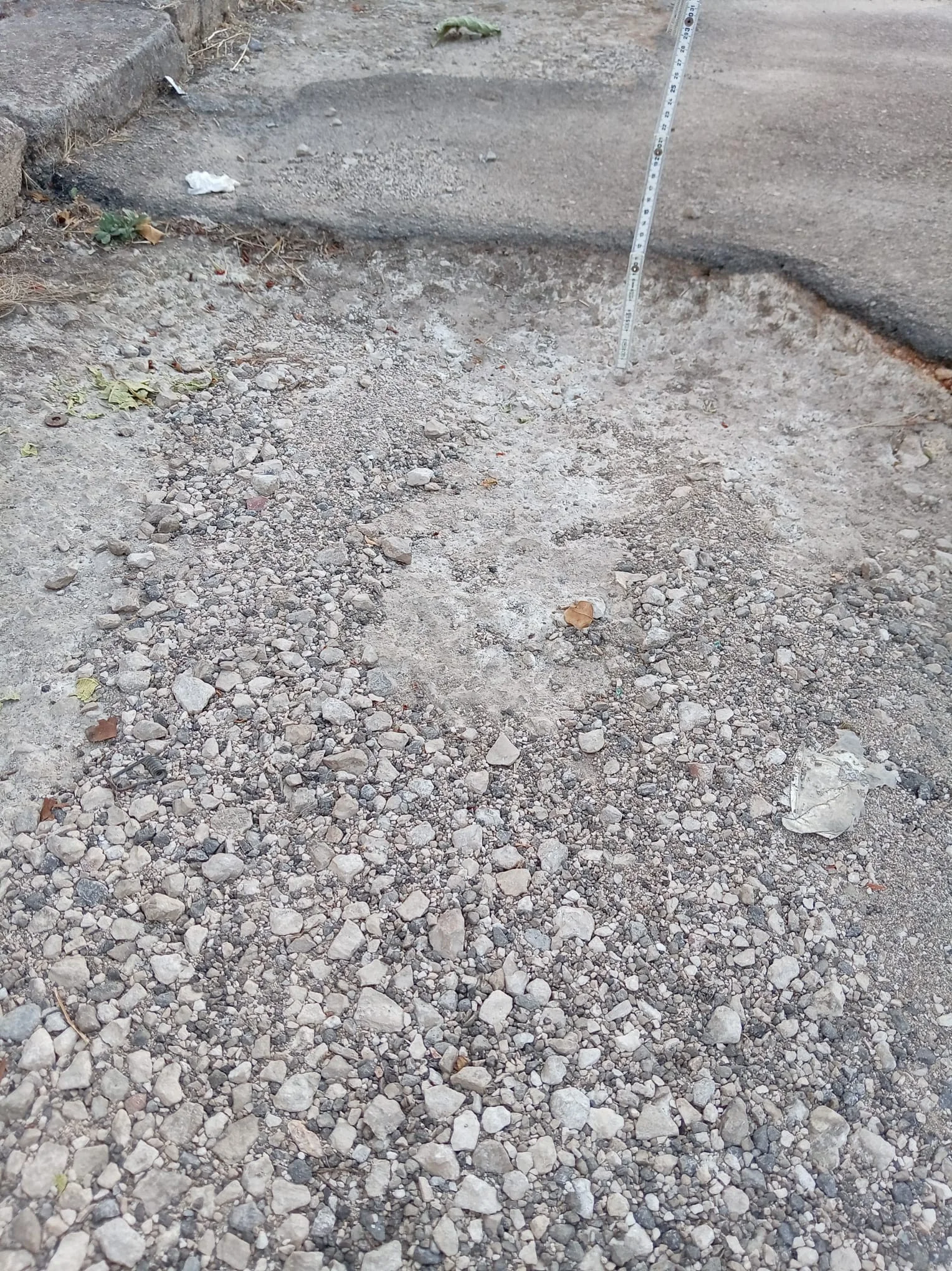 Foto: Ugento, allarme buche in via Puglia: bambino cade, residenti denunciano