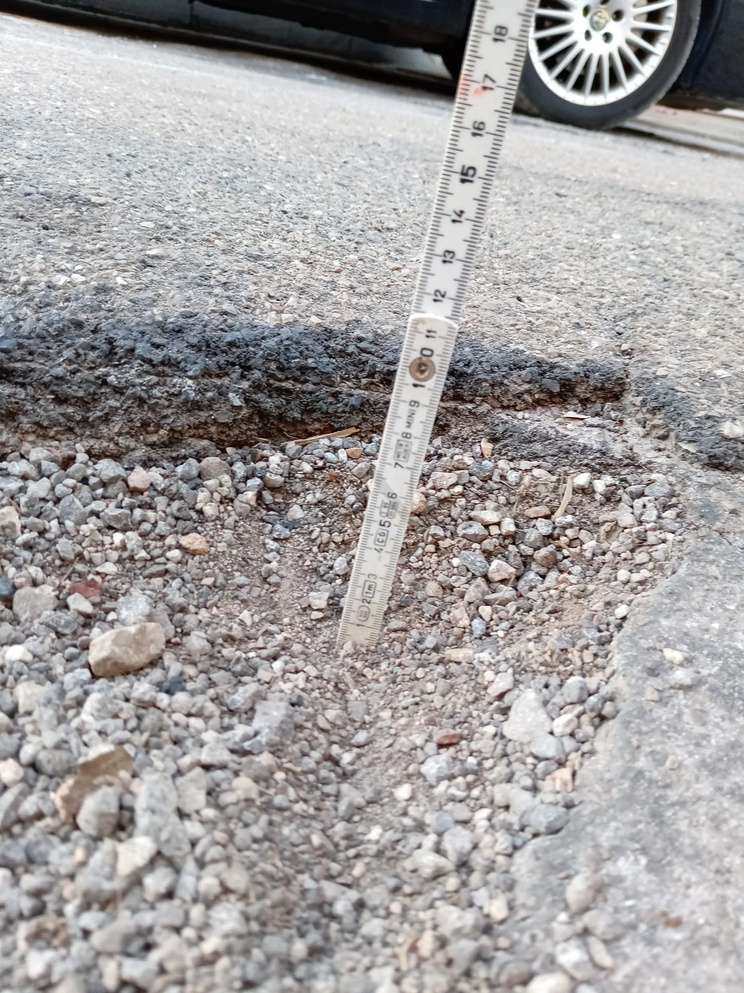 Foto: Ugento, allarme buche in via Puglia: bambino cade, residenti denunciano