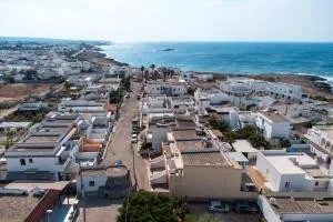 Dettaglio 1: Ugento, allerta Dengue a Mare Verde: sconsigliata sosta sulla scogliera