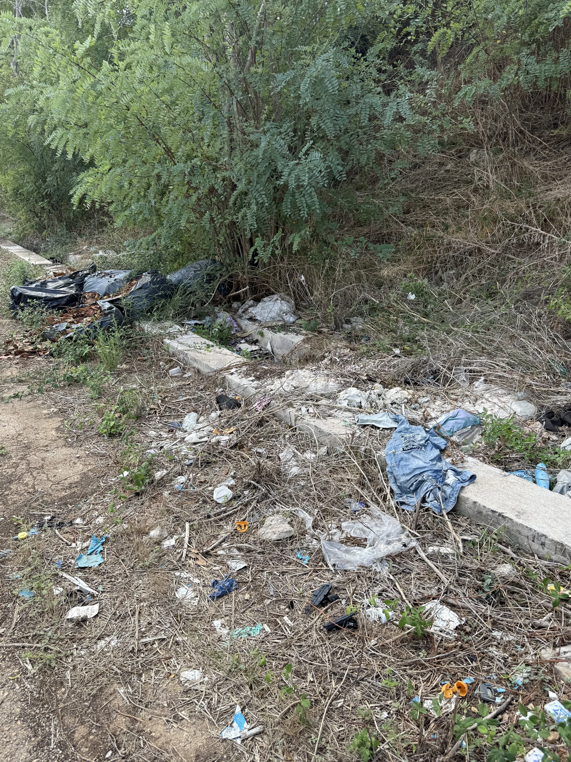 Foto: Ugento, rifiuti abbandonati in contrada Chiuppi: bonifiche e controlli insufficienti