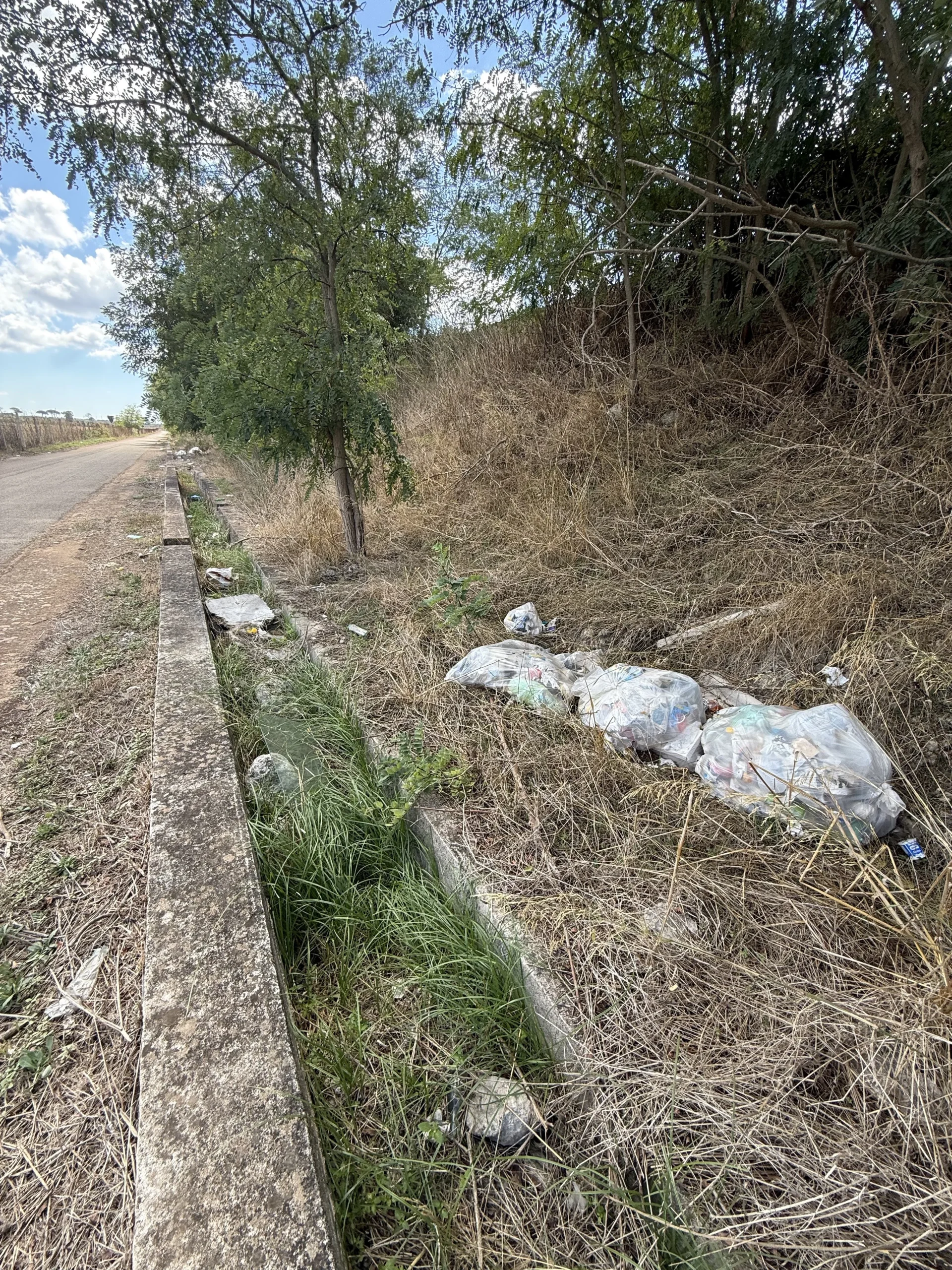 Foto: Ugento, rifiuti abbandonati in contrada Chiuppi: bonifiche e controlli insufficienti