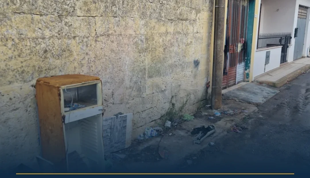 Anteprima di: Via Franza, rimossa carcassa d'auto dopo segnalazione Ozanews
