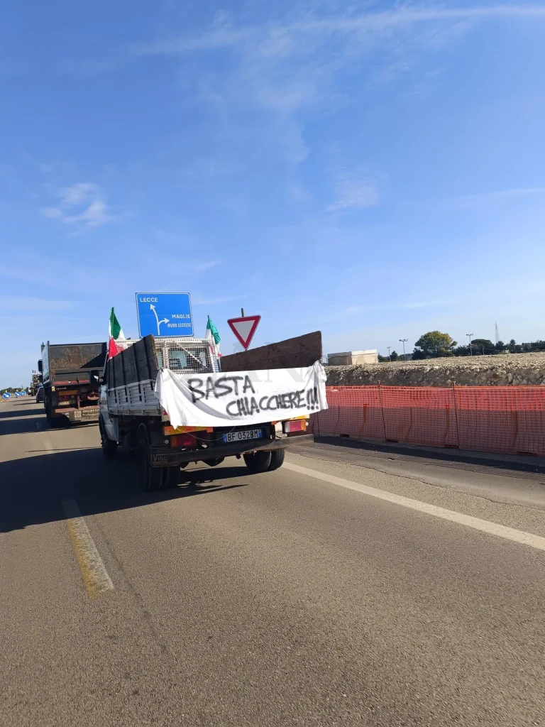 Dettaglio 1: Agricoltori in piazza a Maglie, protesta partecipata: &laquo;Basta caro-carburanti e importazioni dall&rsquo;estero&raquo;