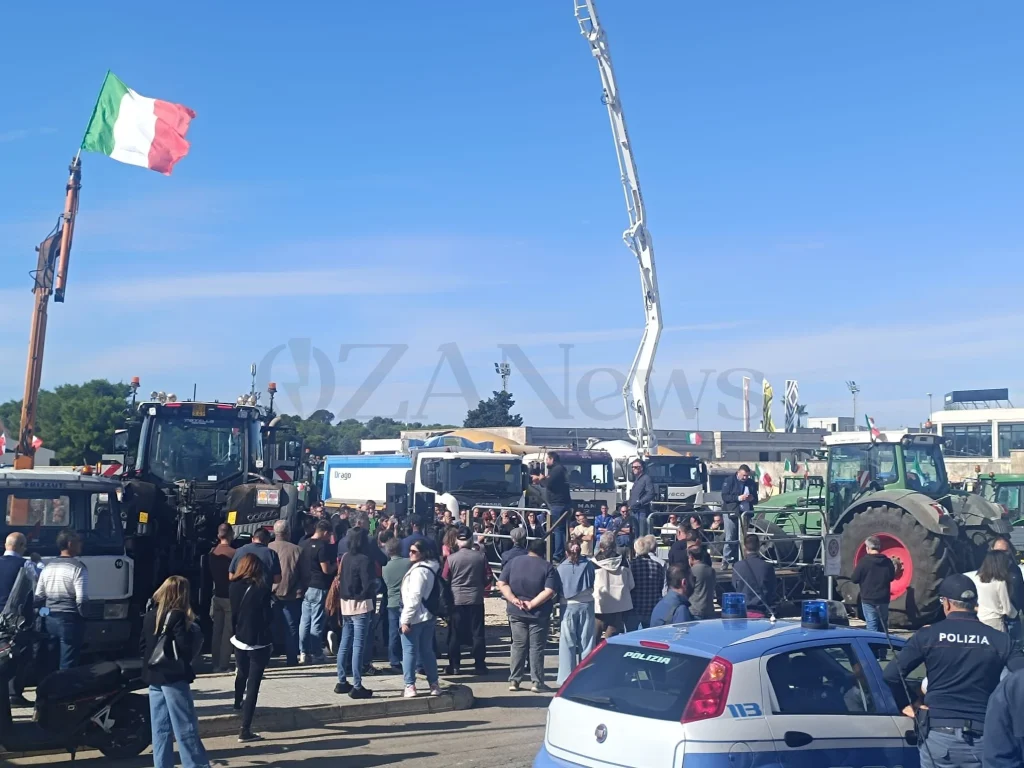 Dettaglio 2: Agricoltori in piazza a Maglie, protesta partecipata: &laquo;Basta caro-carburanti e importazioni dall&rsquo;estero&raquo;