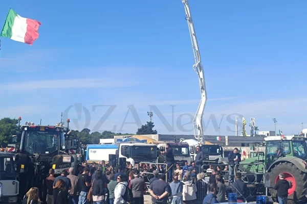 Agricoltori in piazza a Maglie, protesta partecipata: «Basta caro-carburanti e importazioni dall’estero»
