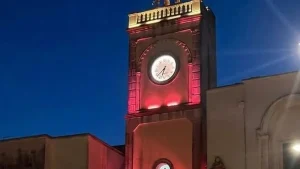Anteprima di: Aradeo, la Torre dell'Orologio si illumina di rosa per Ottobre Rosa