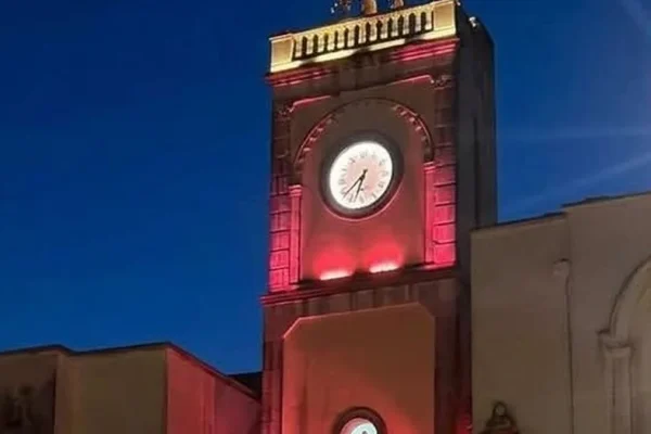 Aradeo, la Torre dell’Orologio si illumina di rosa per Ottobre Rosa