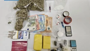Anteprima di: Aradeo, Polizia arresta trentenne: droga nascosta in cassaforte sotto il pavimento