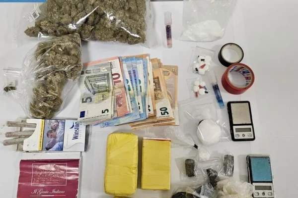 Aradeo, Polizia arresta trentenne: droga nascosta in cassaforte sotto il pavimento