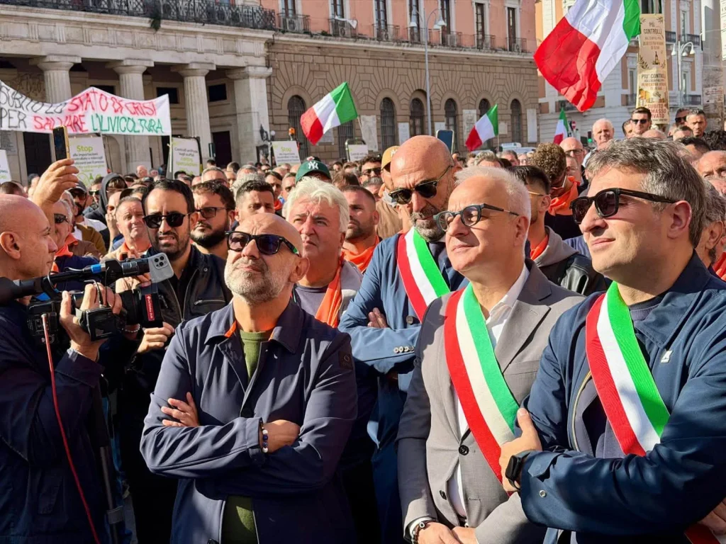 Dettaglio 1: Bari, migliaia di olivicoltori in piazza: chiesto lo stato di crisi del settore