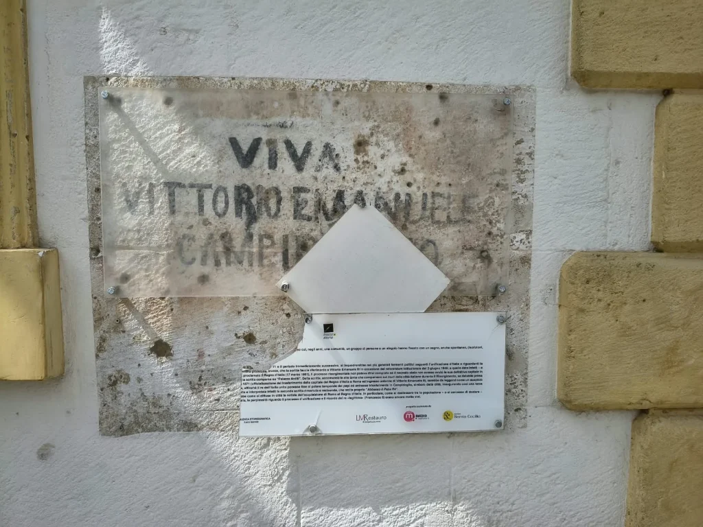 Dettaglio 1: Casarano, targa storica vandalizzata torna a Palazzo Arditi: restituzione collettiva