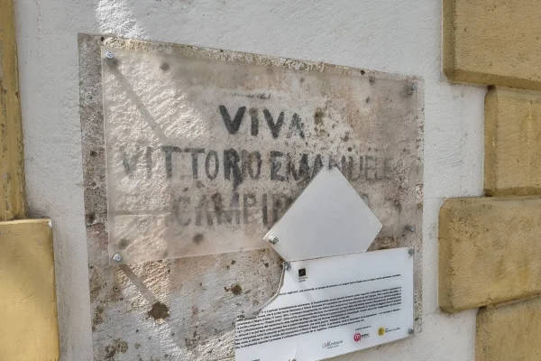 Casarano, targa storica vandalizzata torna a Palazzo Arditi: restituzione collettiva