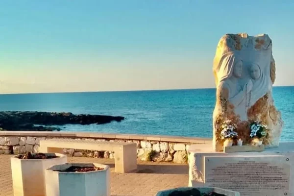 Castrignano del Capo, vandalizzato il Monumento dei migranti a Felloniche