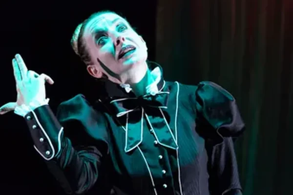 Cavallino, al Teatro Cavallino Bianco un viaggio tra horror e umorismo con Angela De Gaetano