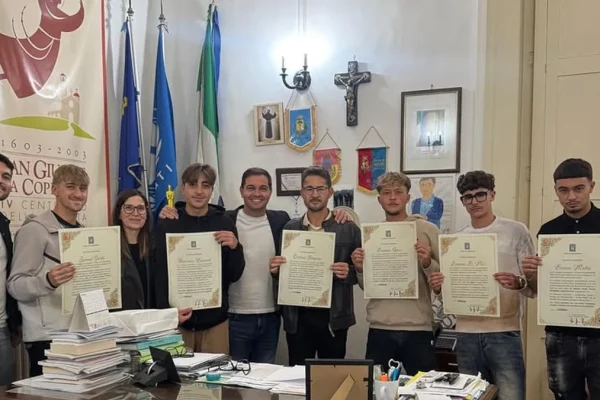 Copertino, bagnini premiati dal sindaco per il salvataggio di 20 persone a Sant’Isidoro