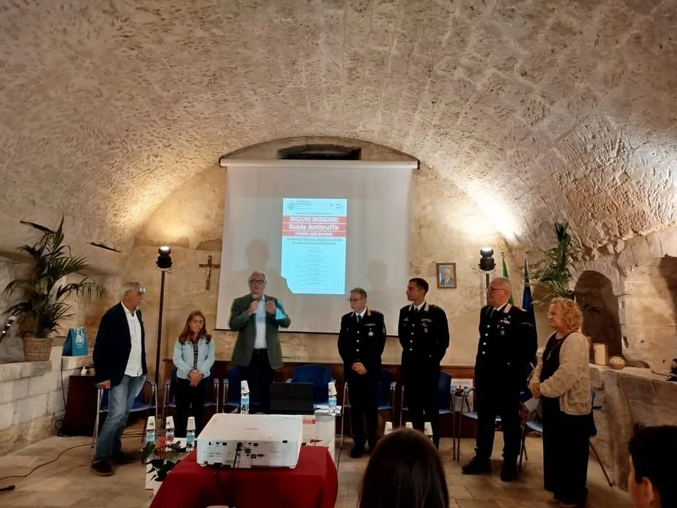 Dettaglio 12: Cutrofiano, successo per la guida antitruffa: anziani più informati e protetti