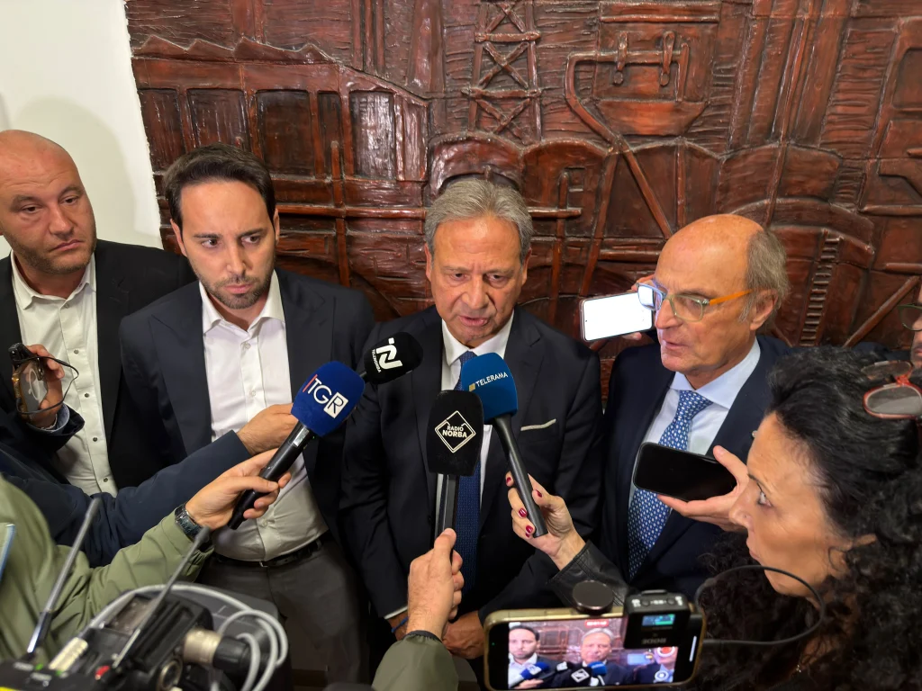 Dettaglio 1: Ex Ilva, incontro a Bari: il Governo incontrer&agrave; i sindacati a Roma il 27 ottobre