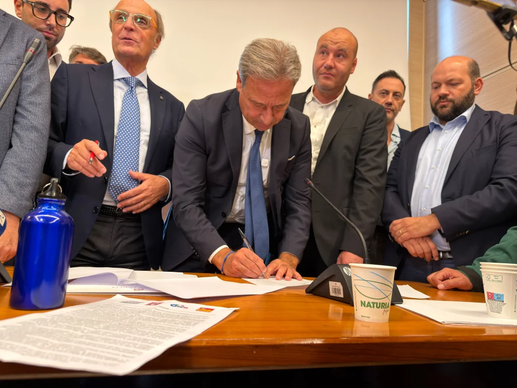 Dettaglio 2: Ex Ilva, incontro a Bari: il Governo incontrer&agrave; i sindacati a Roma il 27 ottobre