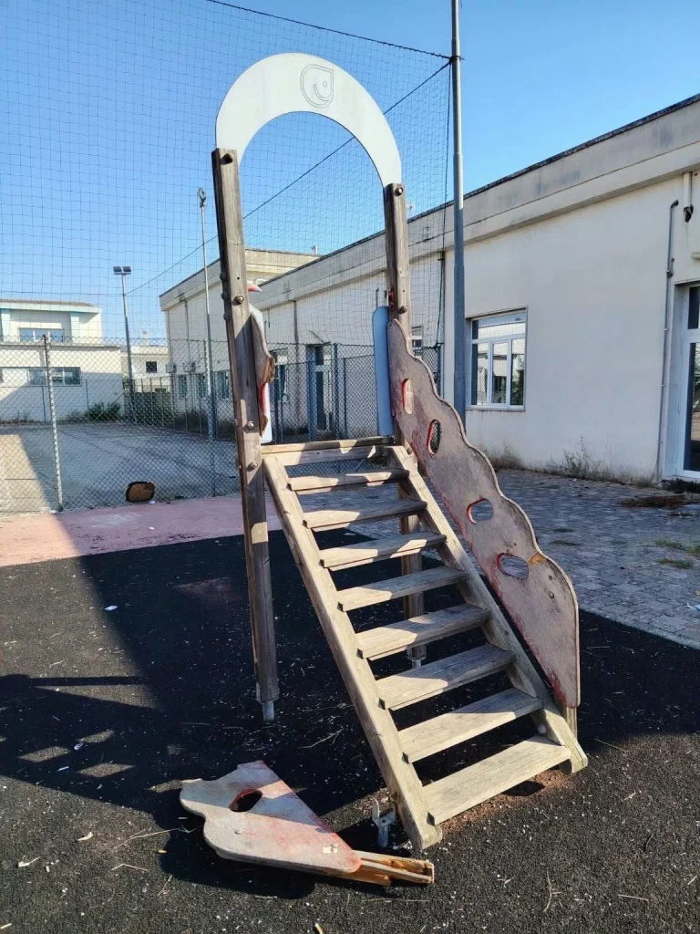Dettaglio 4: Gagliano del Capo, campetto della scuola media chiuso per atti vandalici