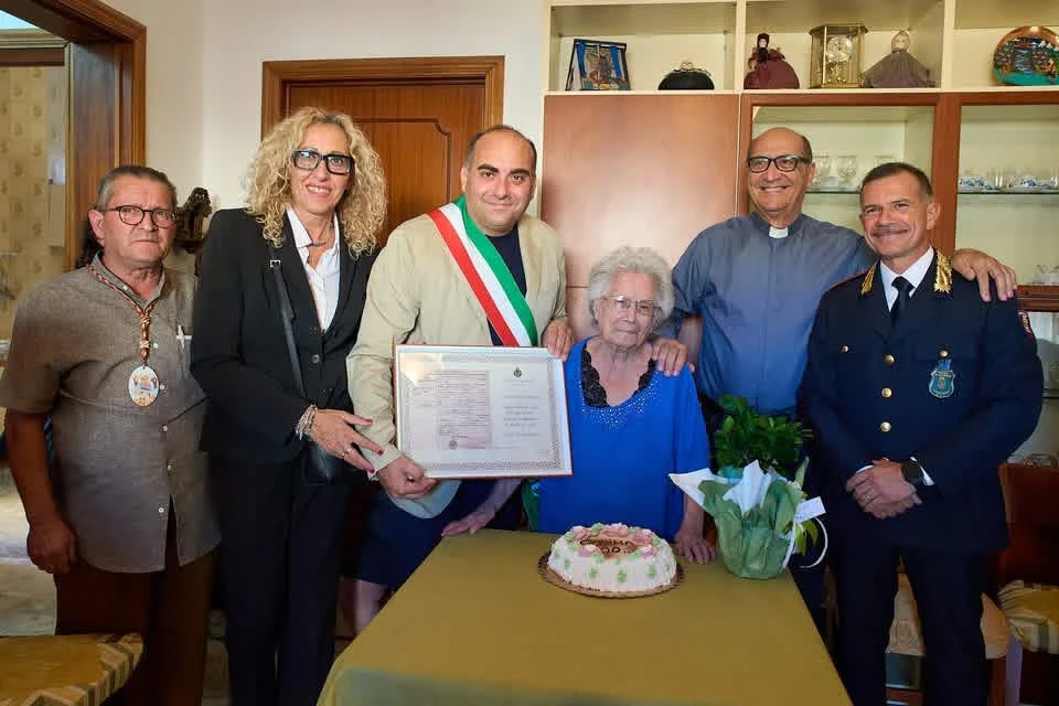 Dettaglio 2: Galatone, festa per i 100 anni di Cosima Lerario: gli auguri della comunità