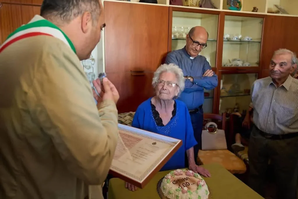Dettaglio 3: Galatone, festa per i 100 anni di Cosima Lerario: gli auguri della comunità