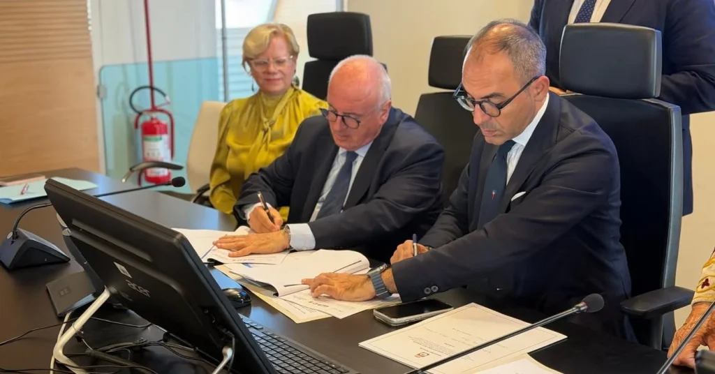 Dettaglio 1: Gallipoli, firmato disciplinare con la Regione: 9 milioni per ammodernamento e sicurezza del porto