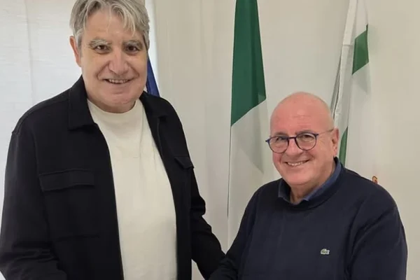 Gallipoli, il Sindaco Fasano riceve Camillo Placì e dona un volume sulla città