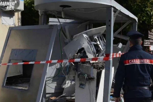 Lecce, banda della “marmotta”: arrestato per assalti bancomat, colpo anche a Villa Convento