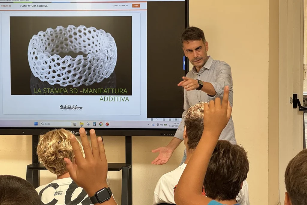 Dettaglio 1: Lecce, cinque nuovi laboratori gratuiti per giovani a Hangar 10-20: dal coding al videomaking