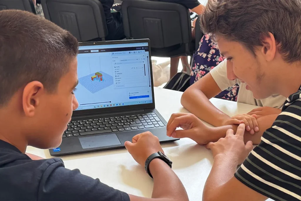 Dettaglio 4: Lecce, cinque nuovi laboratori gratuiti per giovani a Hangar 10-20: dal coding al videomaking